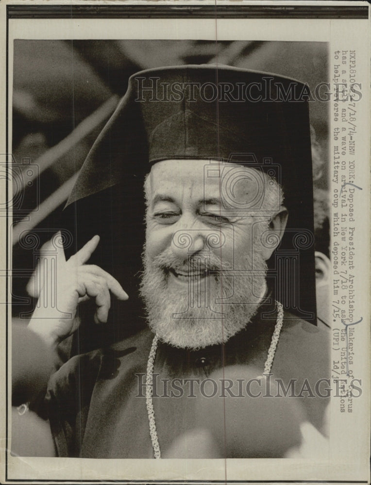 1974 Press Photo Deposed President Archbishop Makarios New York Arrival - Historic Images