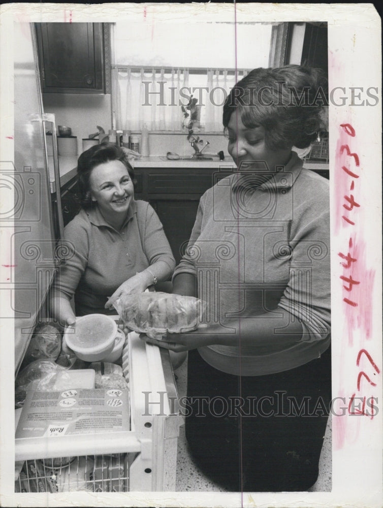 1968 Press Photo Mrs. Malchon her housemaid Mrs. Silver Lee Freeman - RSG61543 - Historic Images