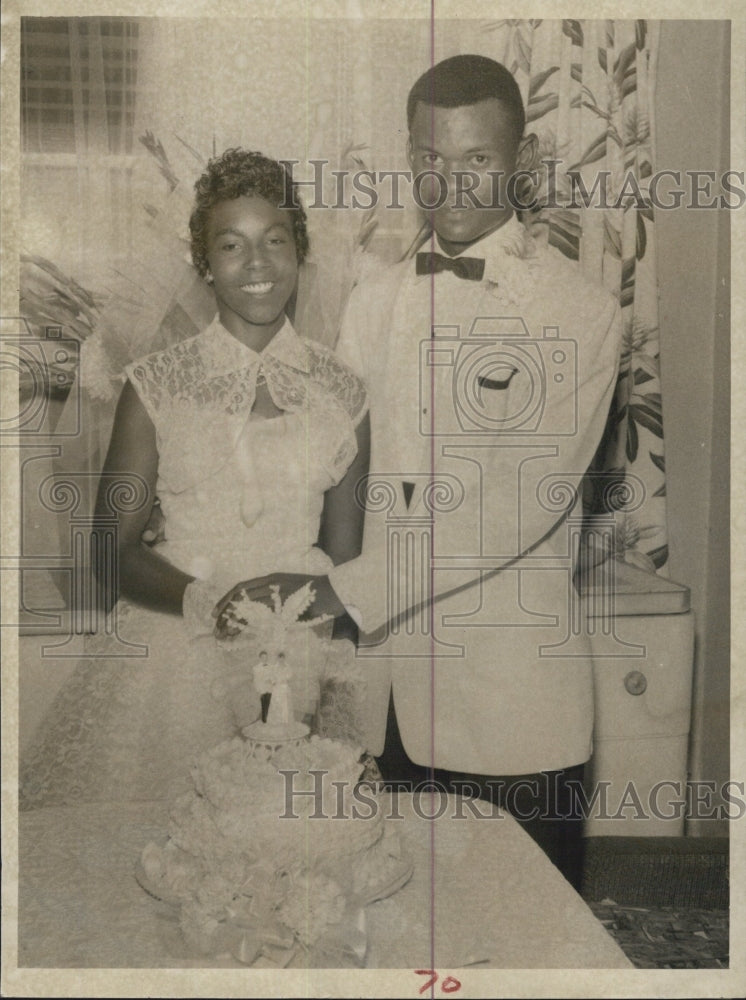 1959 Press Photo Newlyweds Cake Cutting Lonnie Mahogany Socialites - Historic Images