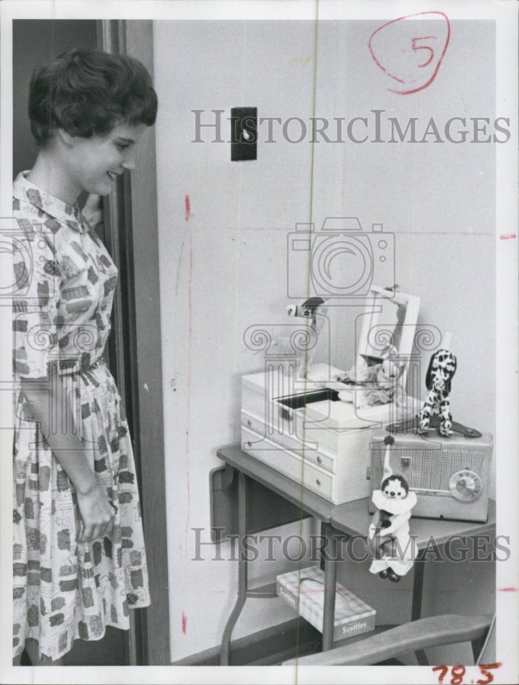 1961 FL Presbyterian College Girl With Trinkets In Her Dorm Room - Historic Images