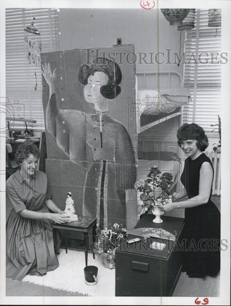 1961 Press Photo Judy Arbaugh and Suzanne arrange figurine. - RSG61585 - Historic Images