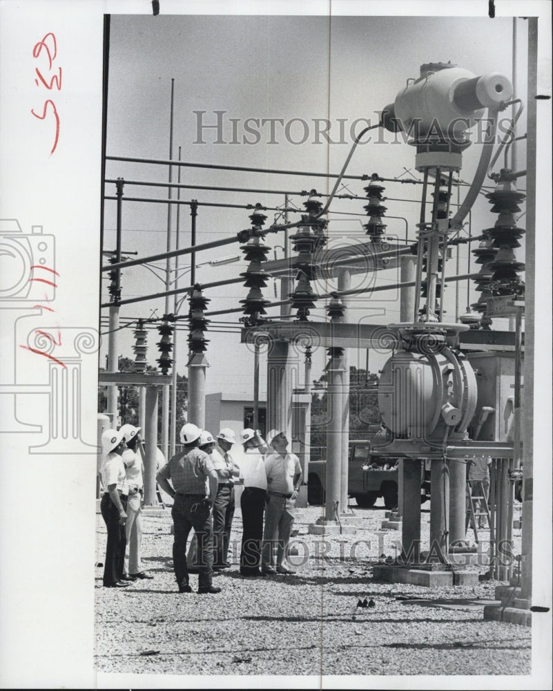 1981 Press Photo Florida Power People looking at the breaker that blew out - Historic Images