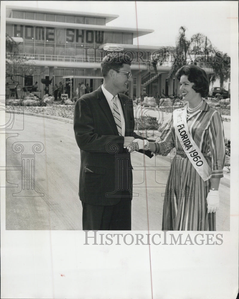 1981 Press Photo Kathy Magda Miss Florida with Charles Wooten Jr opening the - Historic Images