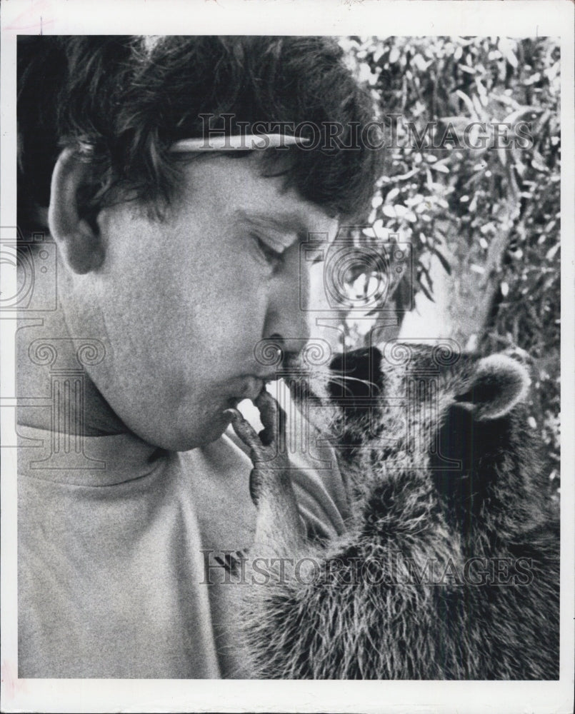 1985 Press Photo Vernon Yates and his Raccoon - Historic Images