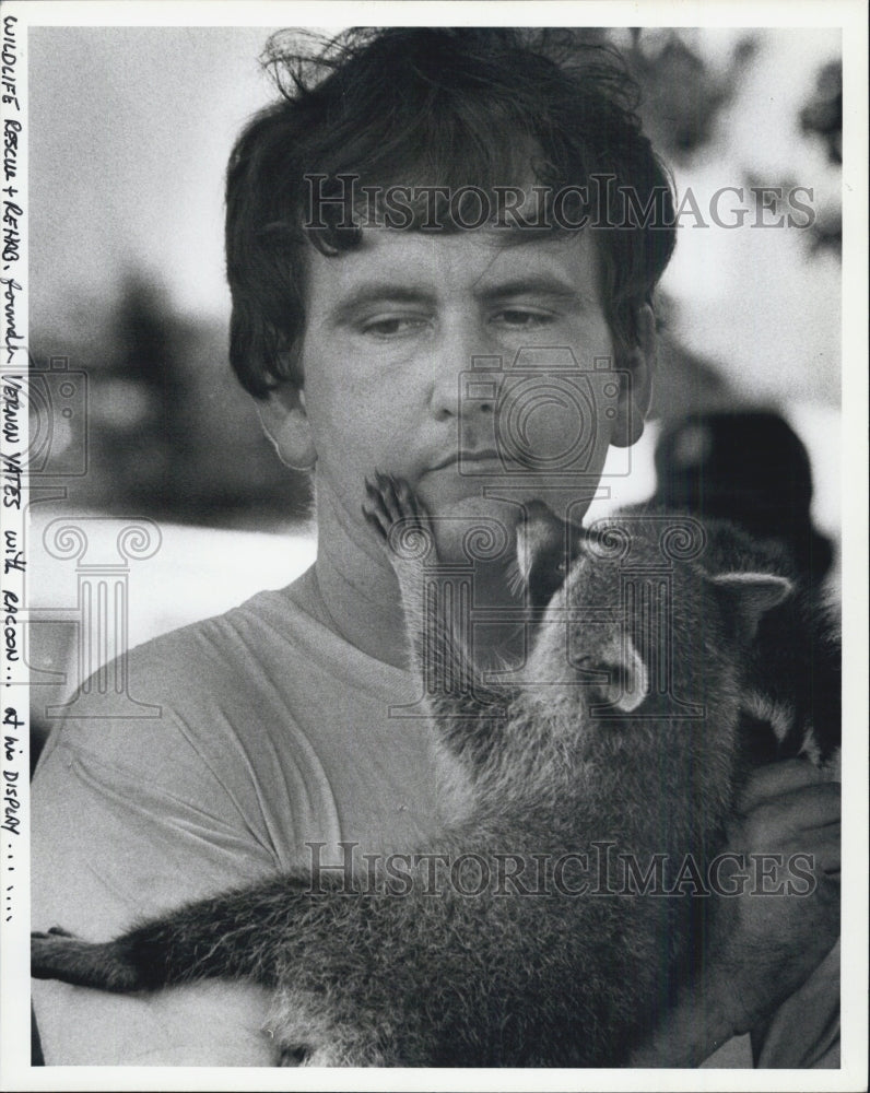 1984 Press Photo Vernon and his Raccoon - Historic Images