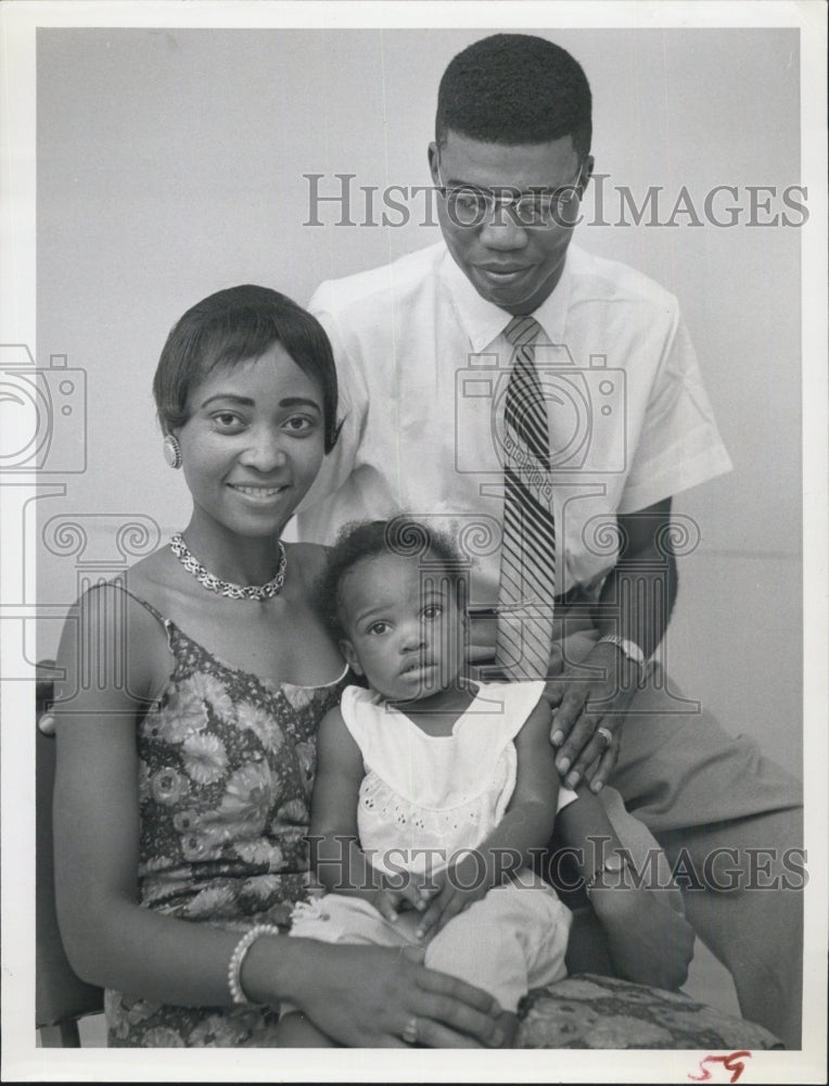 1962 Ready for a trip, Mr. & Mrs Joseph Yates with daughter - Historic Images