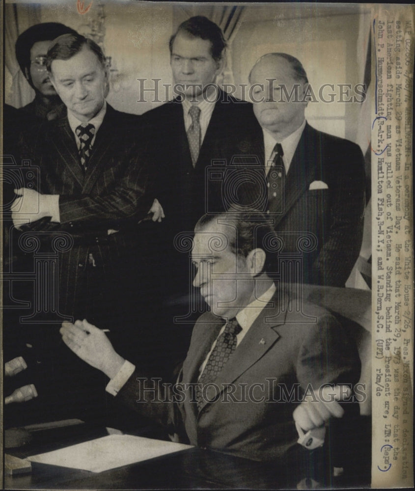 1974 Press Photo President Nixon signs declaration for Vietnam Veterans Day. - Historic Images