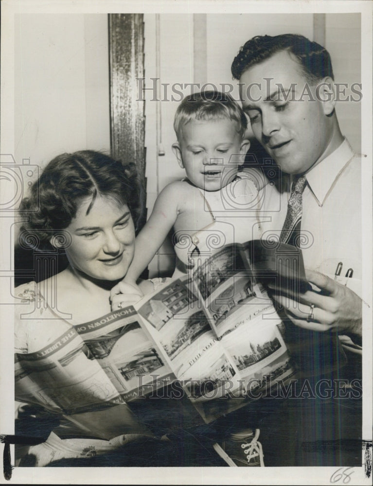 1952 Press Photo Contest winners Mr & Mrs Yeamon and son get trip to Poconos - Historic Images