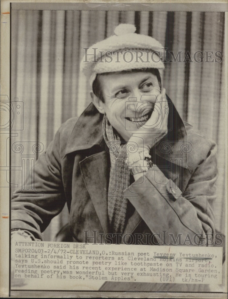 1972 Press Photo Yevgeny Yevtushenko promote poetry like toothpaste on TV - Historic Images