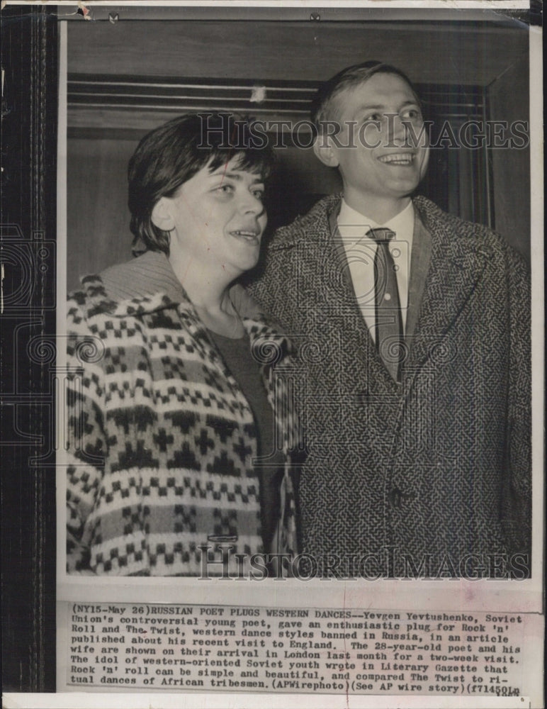 1962 The 28 year old poet and his wife shown on their arrival in London last month for a - Historic Images