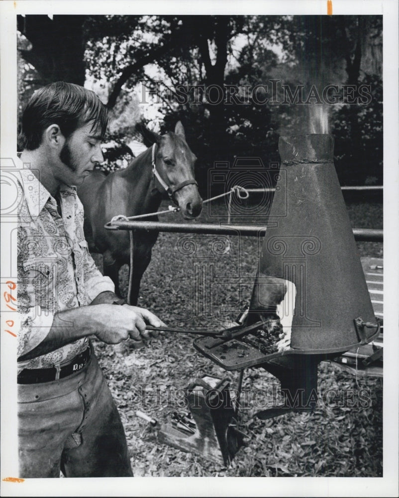 1974 Press Photo Blacksmith Denny Young ready yo shoe a horse - Historic Images