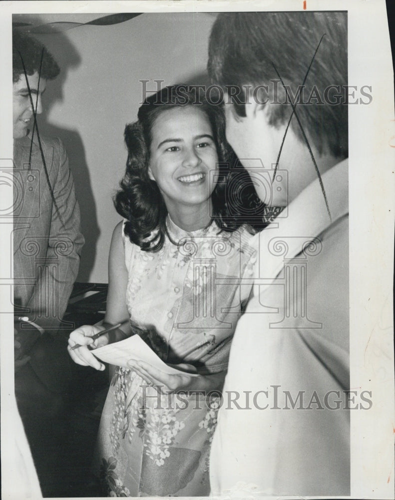 1976 Press Photo Caron Carter,on campaign trail - Historic Images