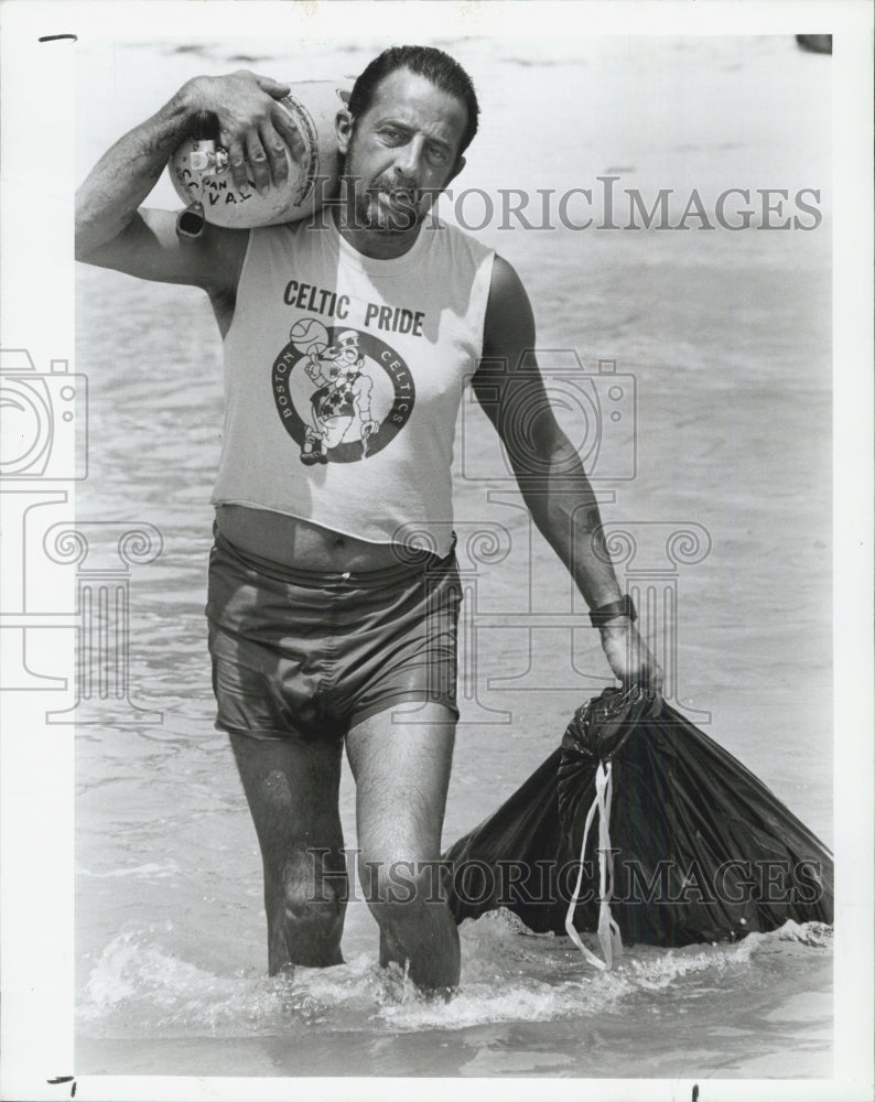 1990 Press Photo Vinny DiCarlo,and his diving gear - Historic Images