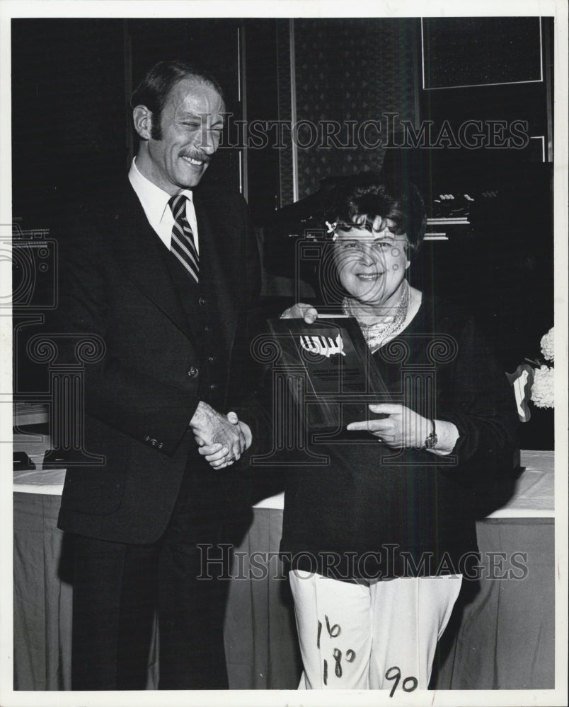 1979 Press Photo Cealis Di Canzio receives an award - Historic Images