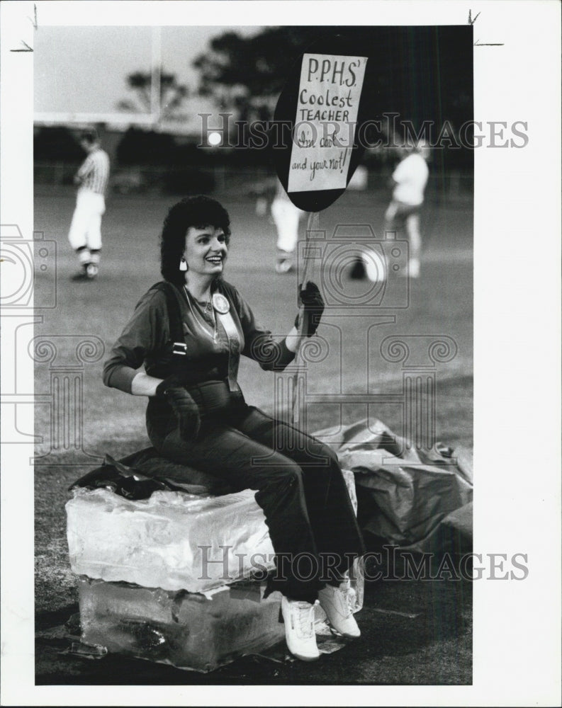 1987 Press Photo Teacher Debbie Young - Historic Images