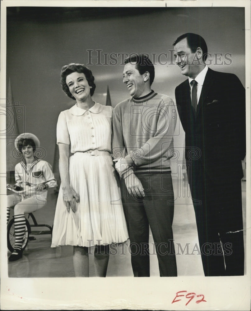 1965 Actor Gig Young and others - Historic Images