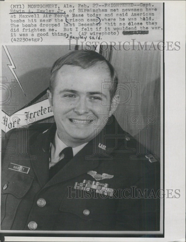 1975 Press Photo of Capt. Edwin A. Hawley Jr. in press conference about bombs - Historic Images