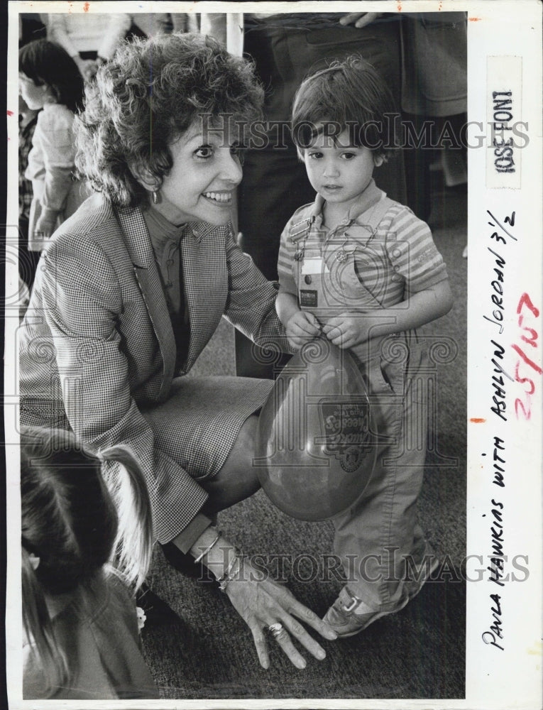 1984 Press Photo Sen. Paula Hawkins with Ashlyn Jordan at Camelot school - Historic Images