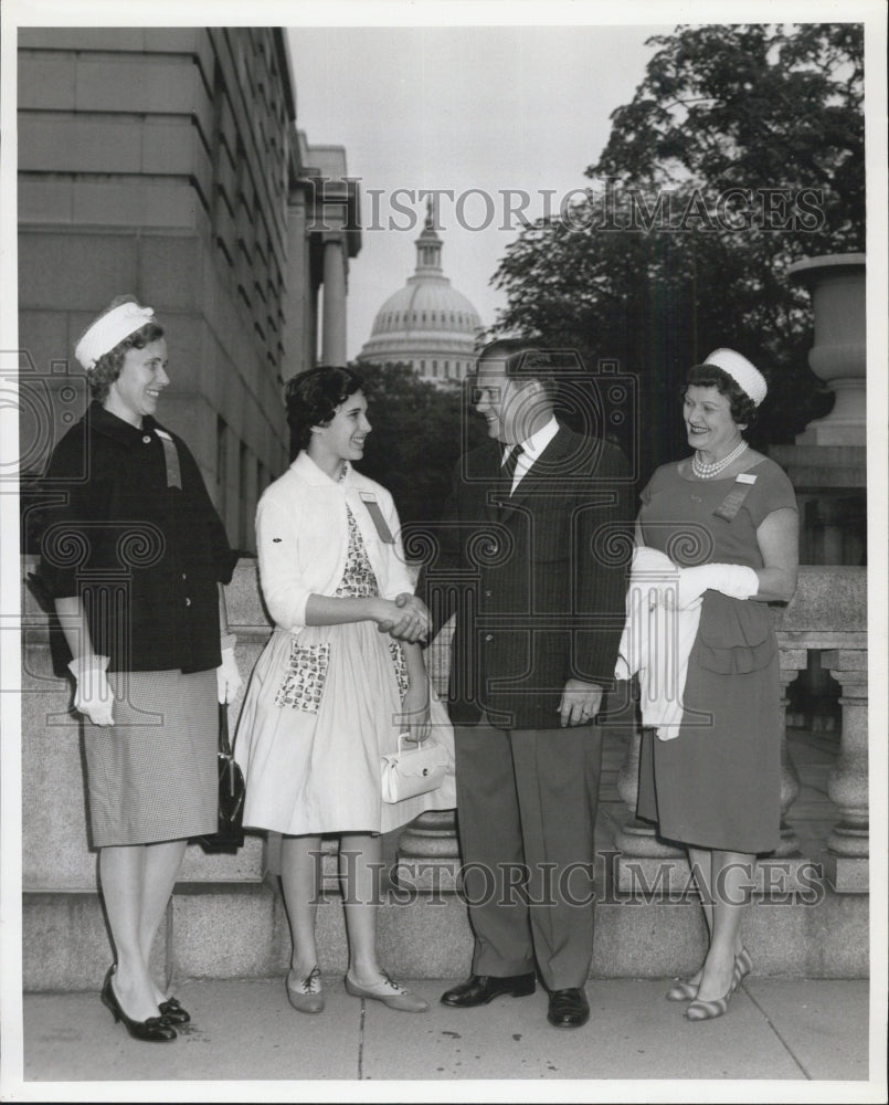 1961 Linda Hawkes, spelling bee winner. - Historic Images