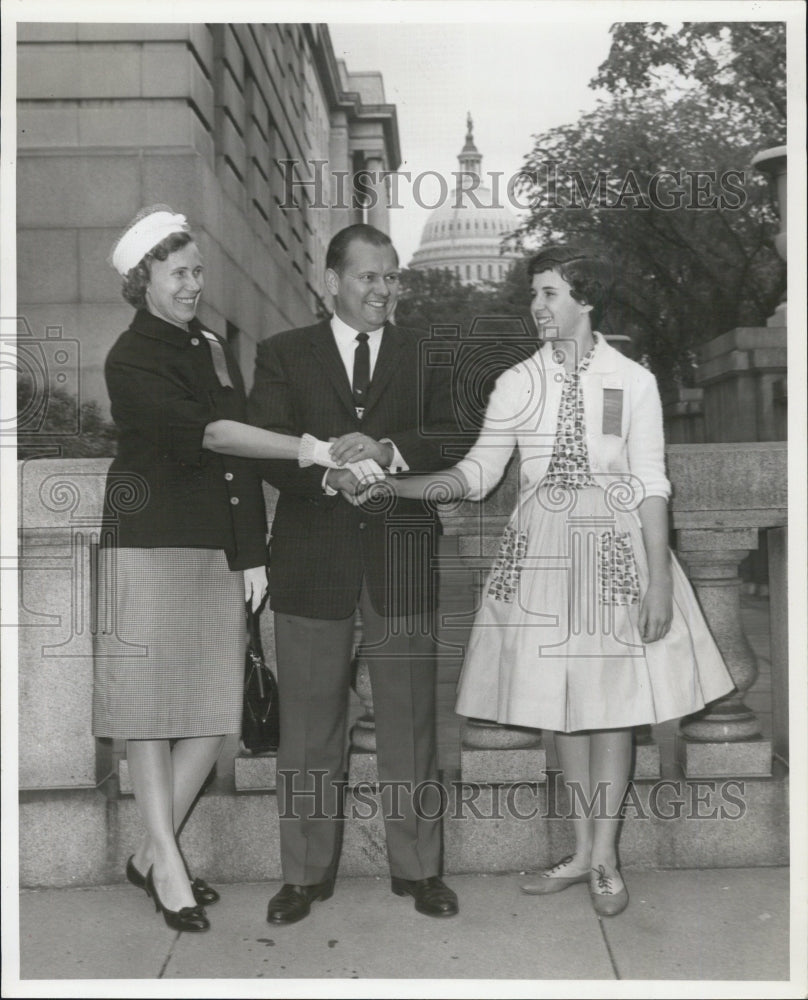 1961 Press Photo Spelling Bee Winner Linda Hawkes Being Congratulated - Historic Images