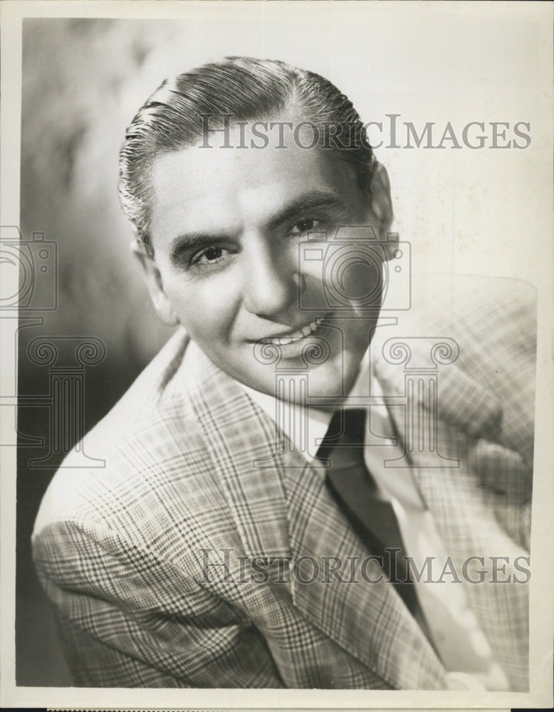 1951 Press Photo Bob Hawk, Host of the Pun-Loaded &quot;Bob Hawk Show&quot; on CBS Radio - Historic Images