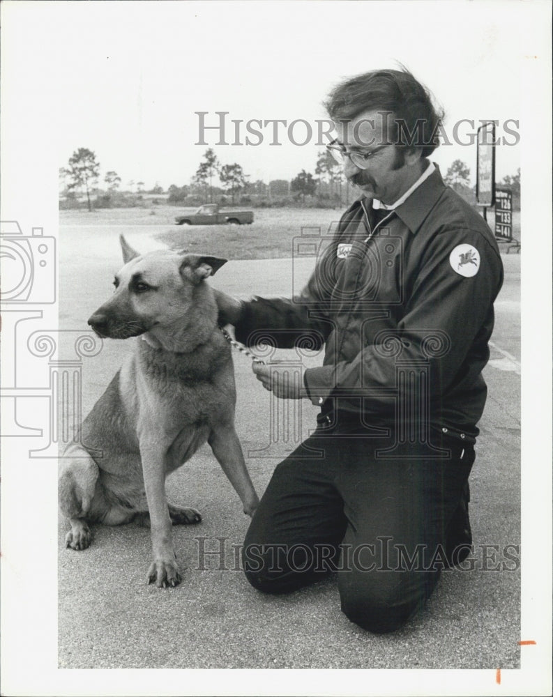 1981 Press Photo Barry Hawk with Shadow - Historic Images