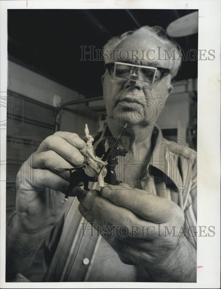 1973 Press Photo Jack Harris toy soldier maker. - Historic Images