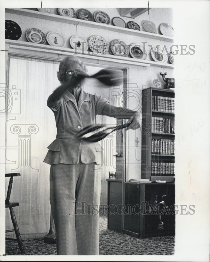 1977 Press Photo 83 Yr. Old Granny Harris Performs with Indian Clubs - Historic Images