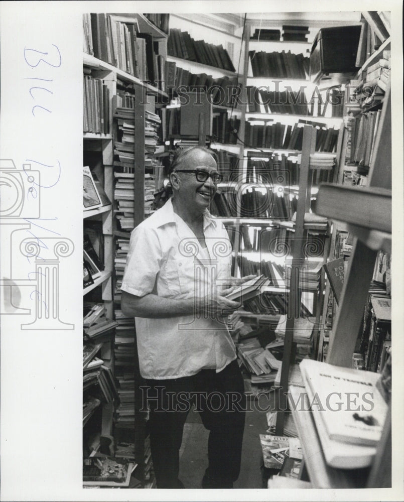 1974 Press Photo Bil De Valle Book Store Owner - Historic Images