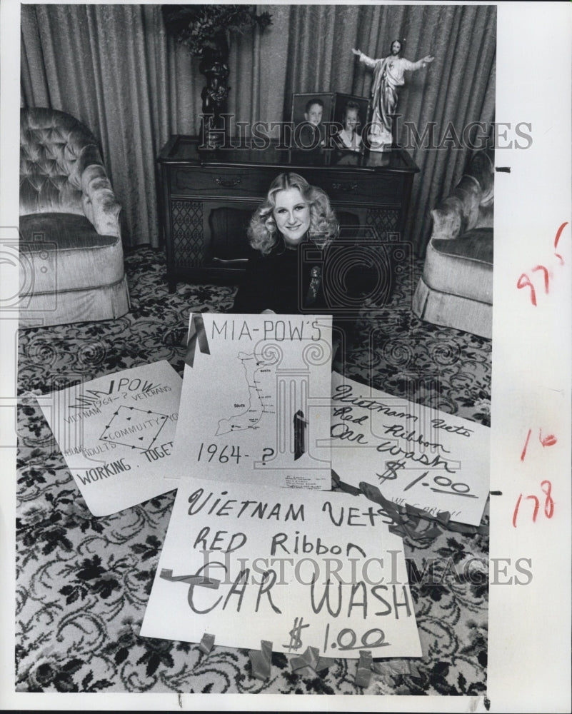 1981 Press Photo Seana Devlin placards Red Ribbon Campaign - Historic Images