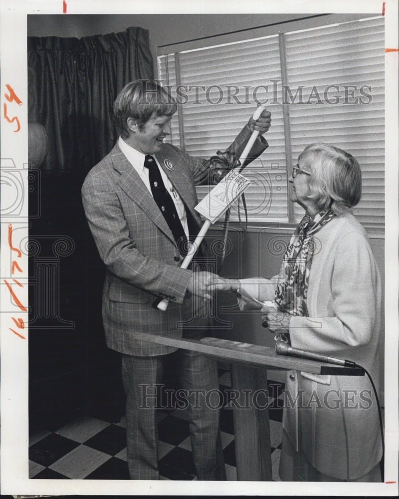 1976 Press Photo Jack Carter Rica Raymond Campaign - RSG63017 - Historic Images