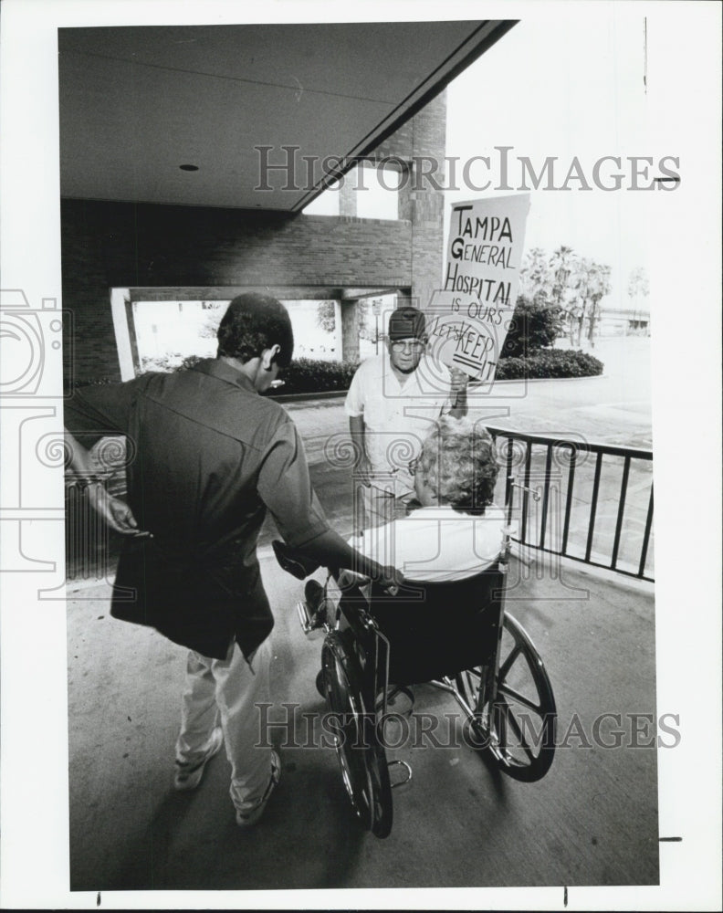 1990 Press Photo Emmett Carter Protesting at Hospital - Historic Images