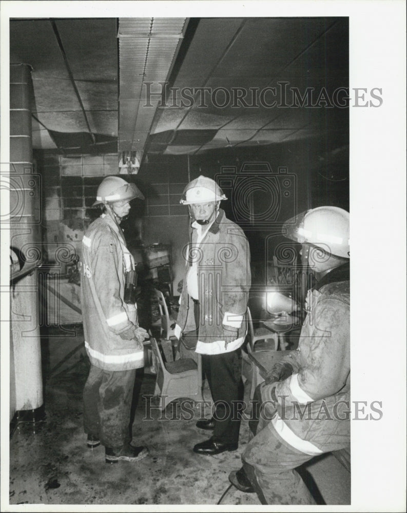 1985 Press Photo Firemen on the Scene at Lynch Elementary School after a Fire - Historic Images