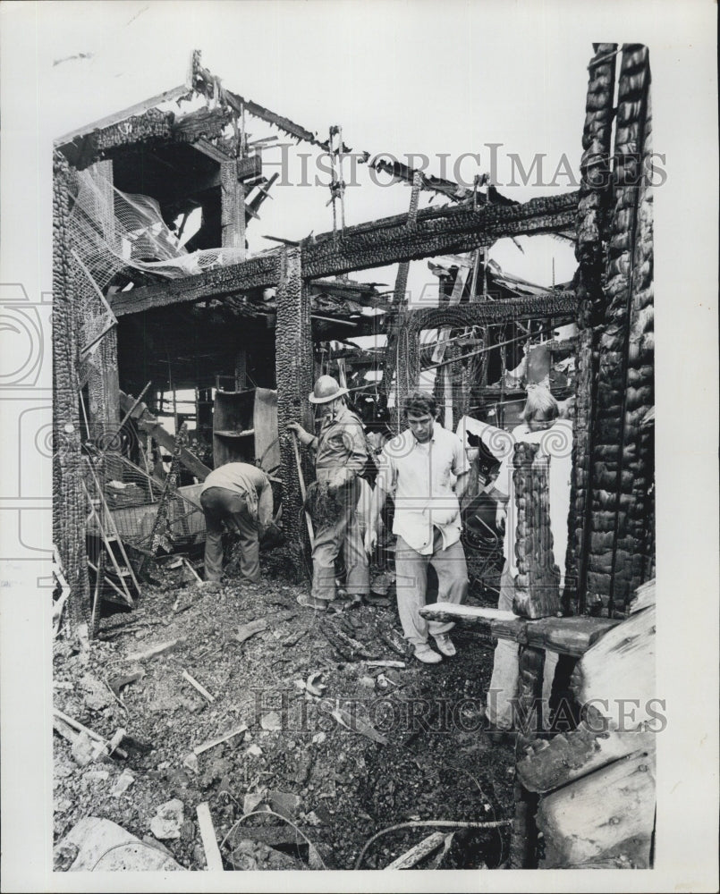 1976 Press Photo works sift through ruins of USF campus fire. - RSG63159 - Historic Images