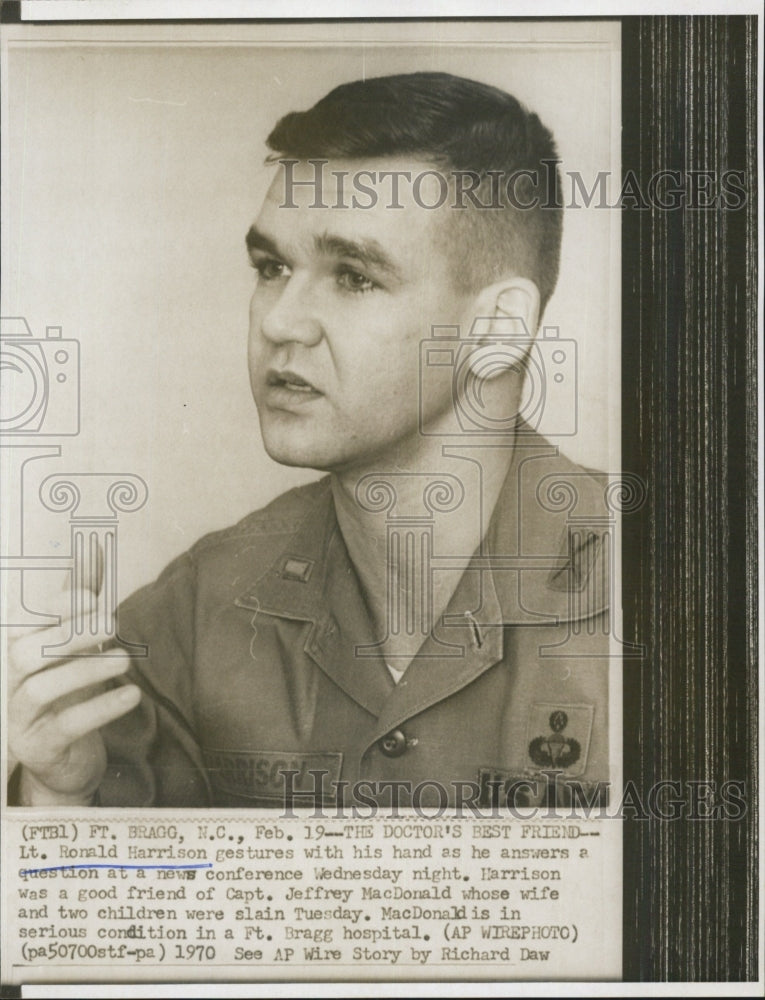 1970 Lt. Ronald Harrison question news conference friend Capt. - Historic Images