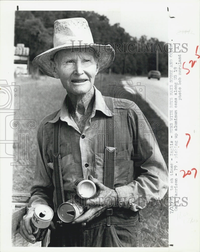 1981 Press Photo Carl Harrison collecting aluminum cans. - Historic Images