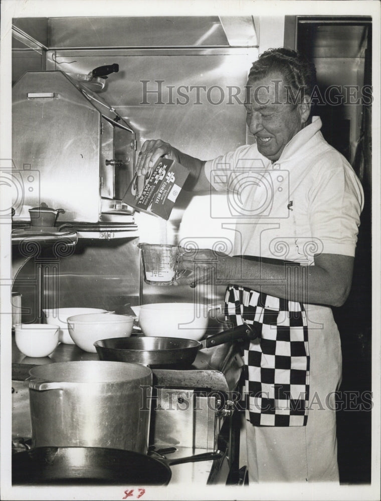 Press Photo Phil Harris kitchen - Historic Images