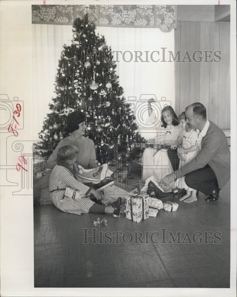 1966 Christmas at the Page Harris house. - Historic Images