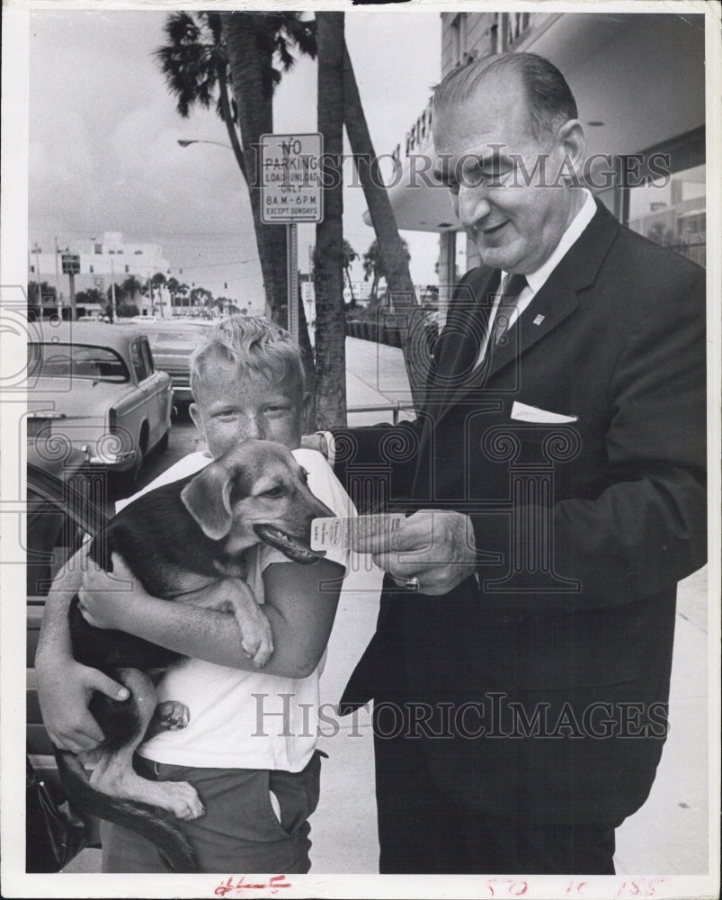 Press Photo Tom Harris and a id carry his dog ,get their cards for being sidewal - Historic Images