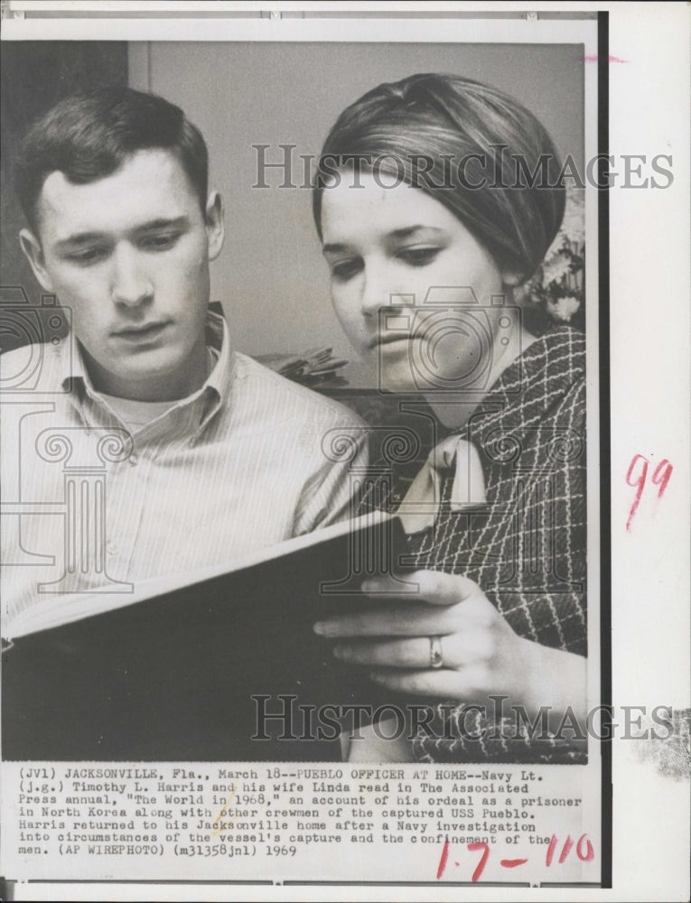 1969 Timothy Harris and his wife Linda read The Associated Press Annual, The World in 19 - Historic Images