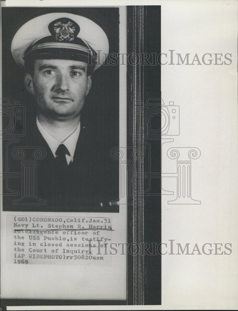 1969 Press Photo Navy Lt. Stephen R. Harris testifies to closed sessions court. - Historic Images