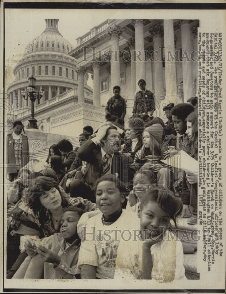 1972 Senator Fred Harris, speaks to a group of children. - Historic Images