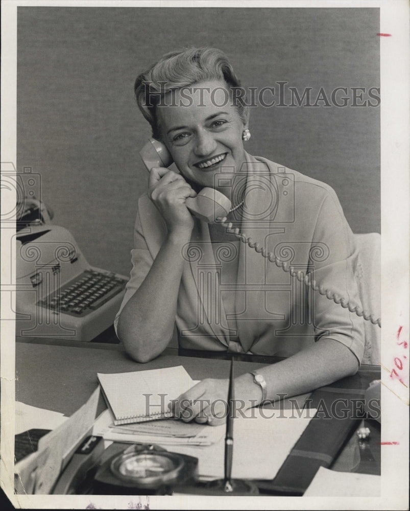 1965 Press Photo Margaret MacKall, Private Secretary At First Federal Bank - Historic Images