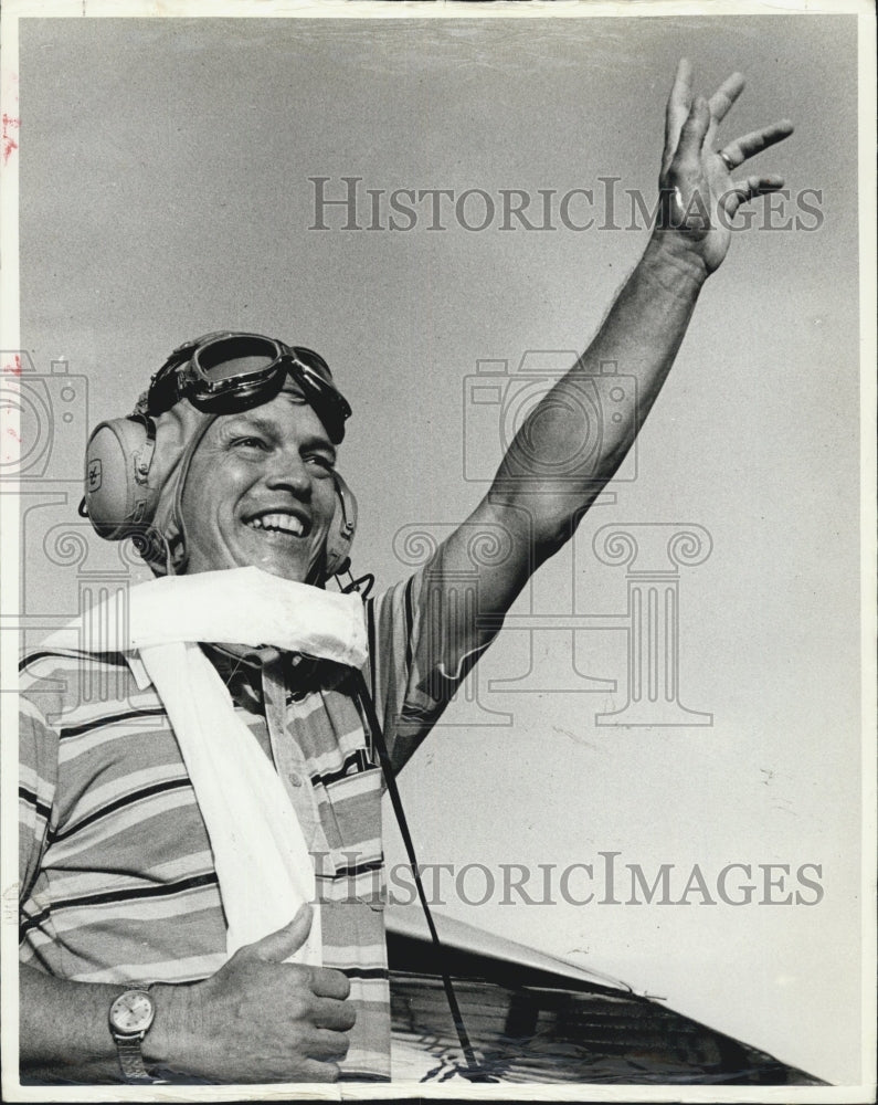 1980 Press Photo U.S. Senate Candidate Buddy MacKay Waves from Plane at Airport - Historic Images