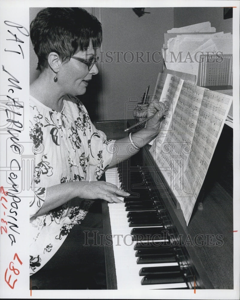 1980 Press Photo Pat McAlpine composes at piano - Historic Images