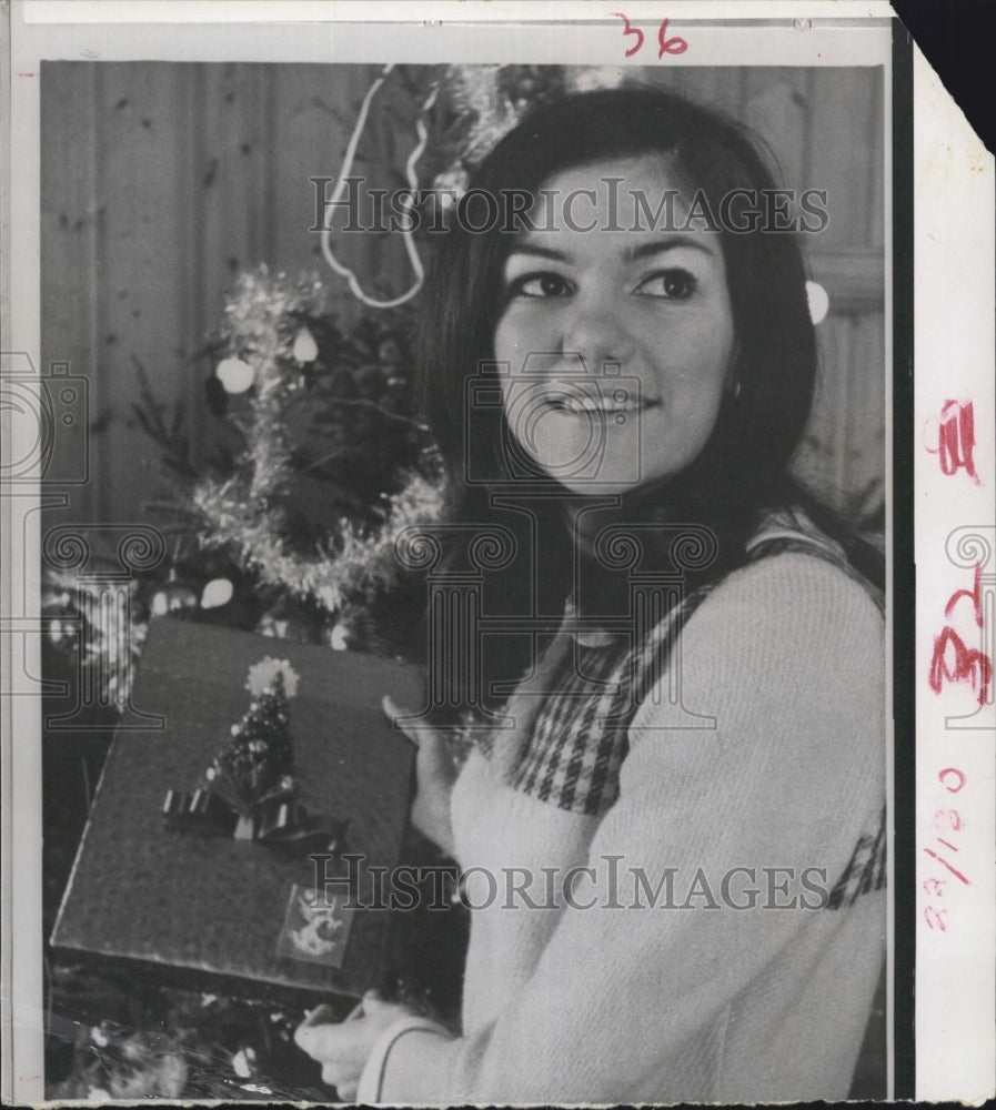 1969 Barbara Jean Mackle trimming Christmas tree one year after - Historic Images