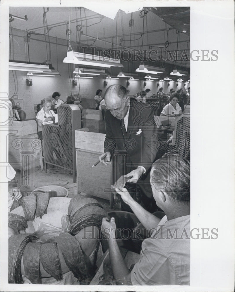 1964 Press Photo Ralph S. Williams, Gradiaz Amis Factory, Cigars - RSG63979 - Historic Images