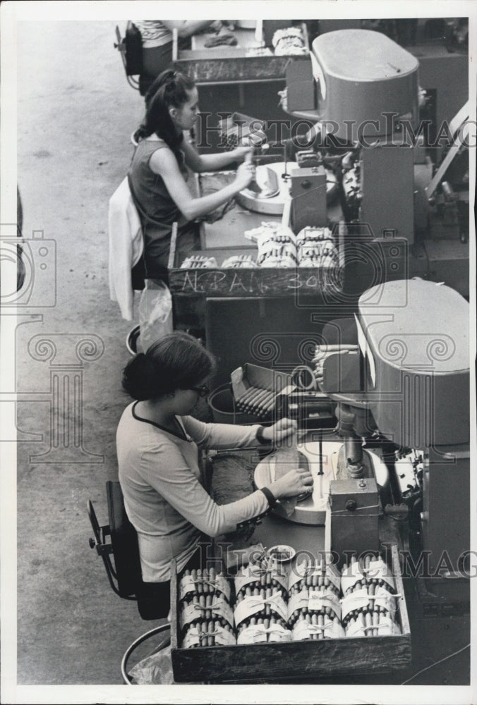 1972 Press Photo Cigar Industry. - Historic Images