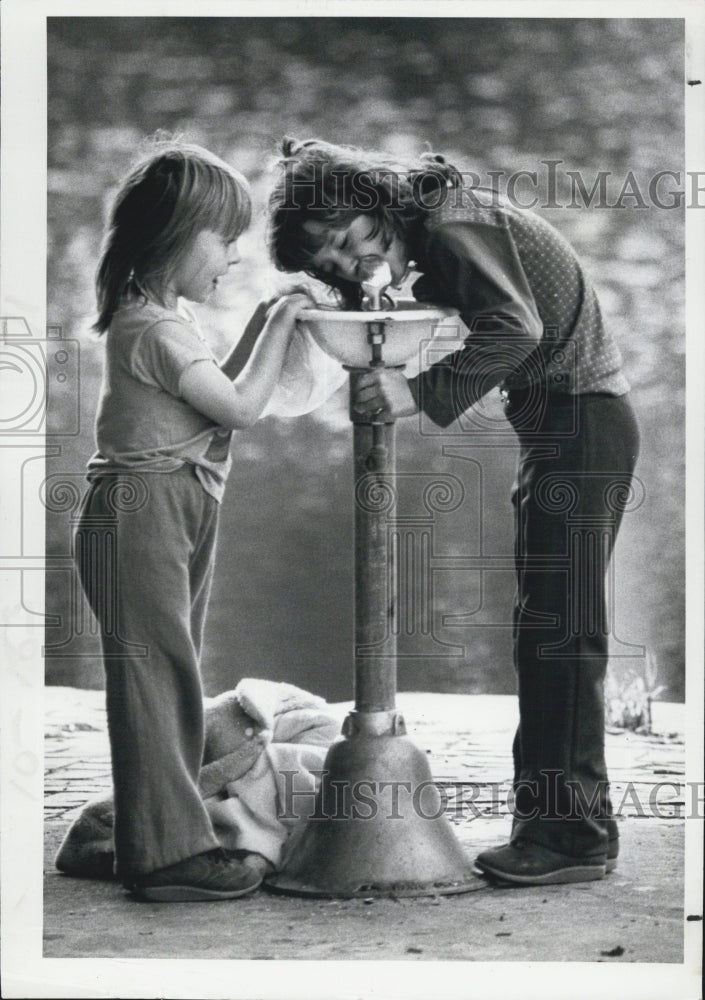 1982 Press Photo Children Drinking From Fountain Sandy Lumley Round Lake - Historic Images