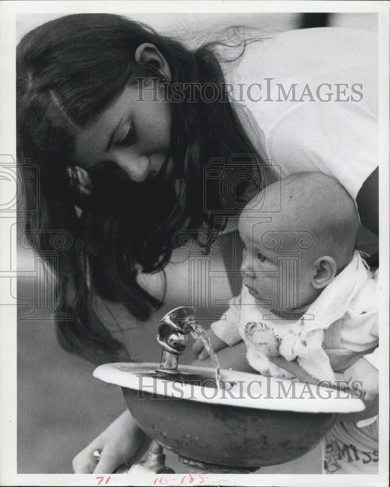 1970 Gail Clark Helps 4 Month Old Jessica Pilley At Woodlawn  Park - Historic Images